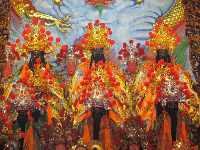 廣寧宮正殿中龕主祀三山國王、配祀三山國王夫人 廣寧宮正殿中龕主祀三山國王、配祀三山國王夫人