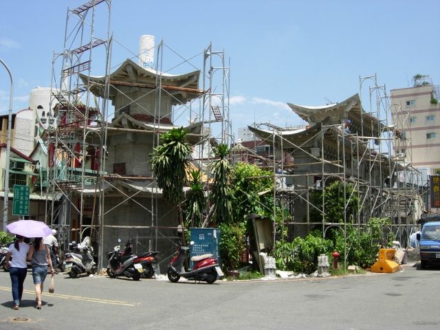 增建牌樓,金亭重建。 增建牌樓,金亭重建。