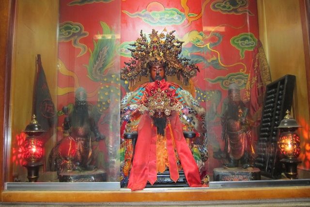 正殿右龕祀城隍爺 正殿右龕祀城隍爺