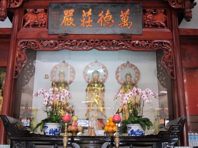 一樓寶殿供奉西方三聖 (2) 一樓寶殿供奉西方三聖 (2)|許淑惠|2012/7/10|