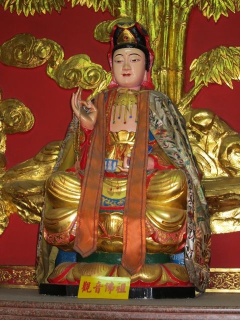 三樓中龕主祀觀音佛祖 三樓中龕主祀觀音佛祖