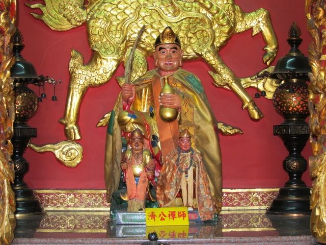 三樓左龕祀濟公禪師 三樓左龕祀濟公禪師