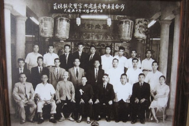 員林鎮受賢宮興建委員會委員合影 (修復後) 員林鎮受賢宮興建委員會委員合影 (修復後)