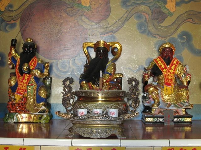 左龕祀玄天上帝、關聖帝君、張天師 左龕祀玄天上帝、關聖帝君、張天師