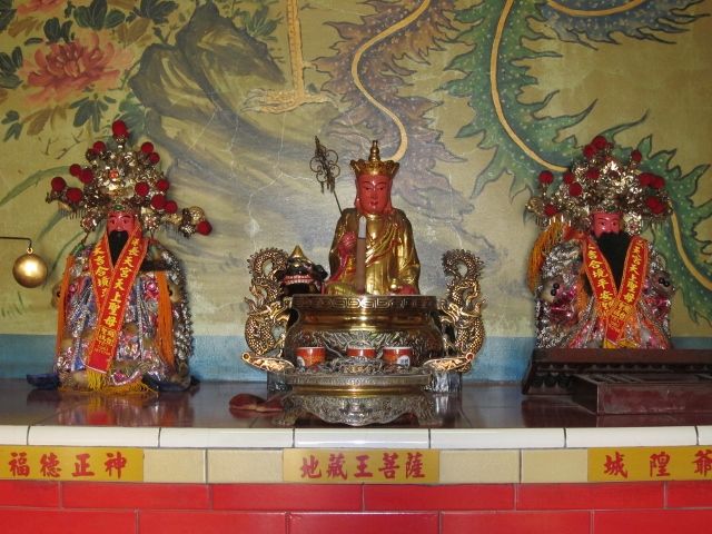 右龕祀地藏王菩薩、城隍老爺、福德正神 右龕祀地藏王菩薩、城隍老爺、福德正神