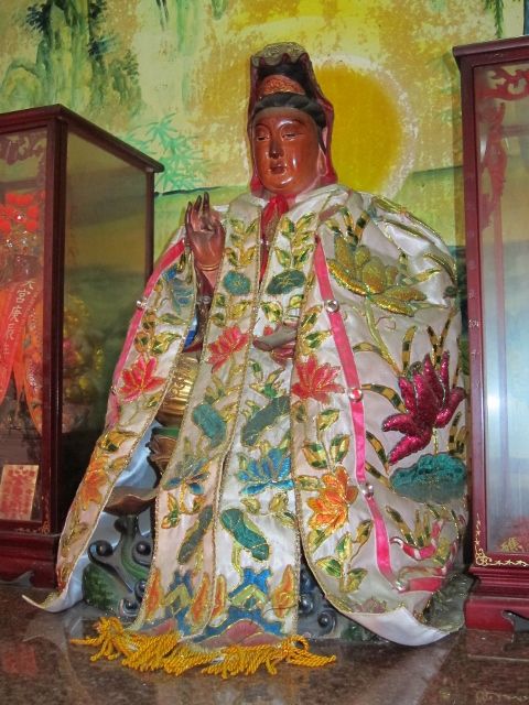 一樓左廂祀奉:觀世音菩薩 一樓左廂祀奉:觀世音菩薩