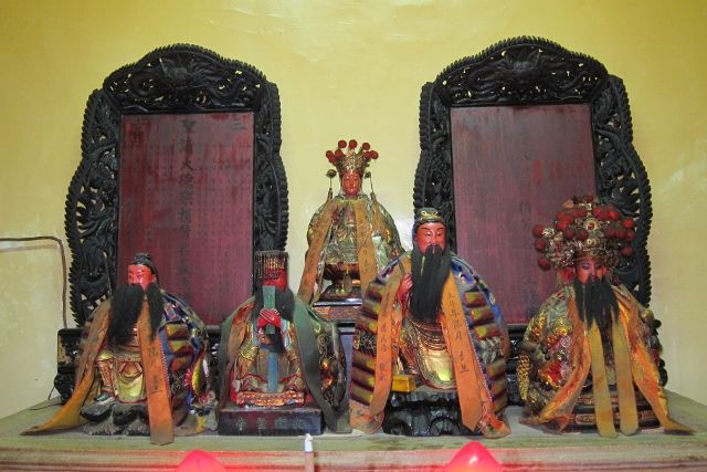 左廂房祀:觀世音菩薩、長生祿位 左廂房祀:觀世音菩薩、長生祿位
