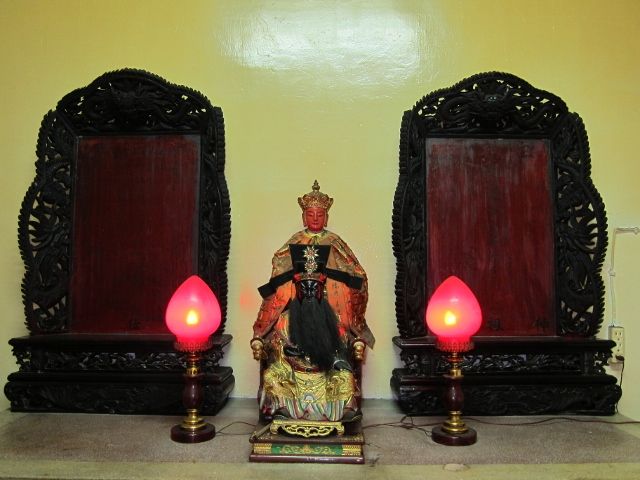 右廂房祀:地藏王菩薩、包府千歲、長生祿位 右廂房祀:地藏王菩薩、包府千歲、長生祿位