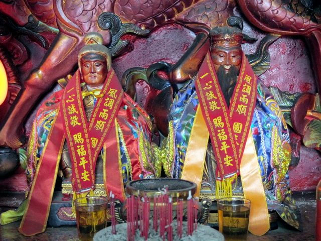 正殿主祀福德正神(土地公) 土地婆 (2) 正殿主祀福德正神(土地公) 土地婆 (2)