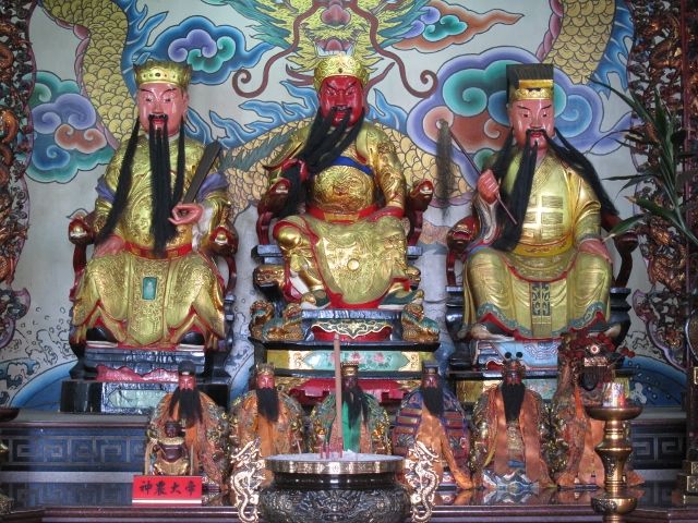 二樓「慈天宮」正殿中龕主祀三恩主 二樓「慈天宮」正殿中龕主祀三恩主