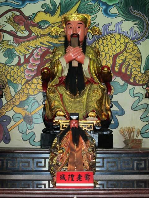 二樓「慈天宮」左龕祀城隍老爺 二樓「慈天宮」左龕祀城隍老爺