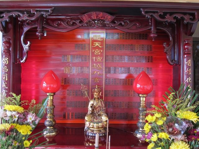右閣樓「功德堂」供奉:慈天宮長生祿位、地藏王菩薩。 右閣樓「功德堂」供奉:慈天宮長生祿位、地藏王菩薩。