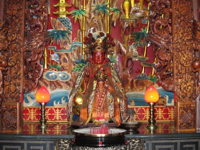 二樓左龕祀觀音佛祖 二樓左龕祀觀音佛祖