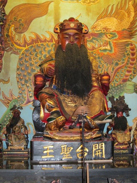 一樓正殿左龕祀:開漳聖王 一樓正殿左龕祀:開漳聖王