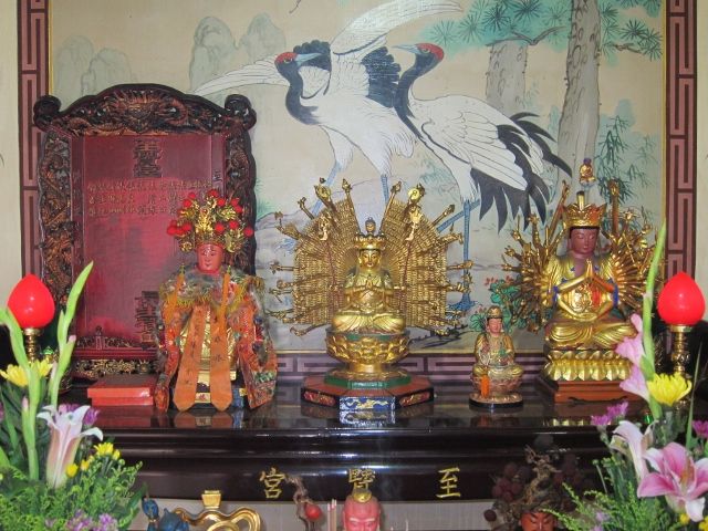 二樓天母聖殿 左廂房供奉長生祿位、觀世音菩薩 二樓天母聖殿 左廂房供奉長生祿位、觀世音菩薩