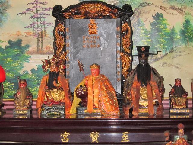 二樓天母聖殿 右廂房(懷恩堂)供奉:功德祿位、地藏王菩薩 二樓天母聖殿 右廂房(懷恩堂)供奉:功德祿位、地藏王菩薩