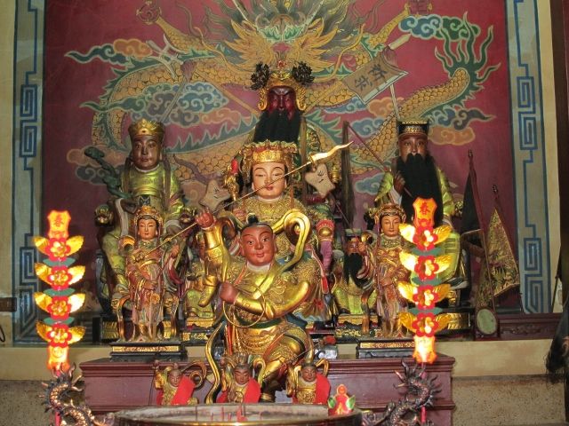 正殿中龕主祀:三恩主 正殿中龕主祀:三恩主