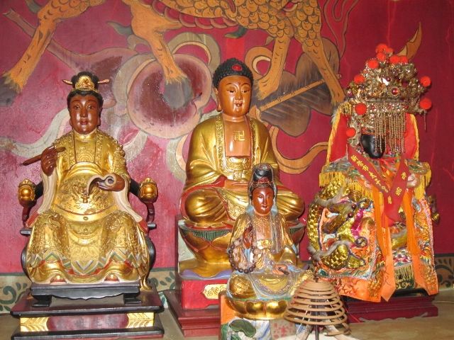 正殿左龕祀:釋迦牟尼佛、觀世音菩薩、天上聖母、註生娘娘 正殿左龕祀:釋迦牟尼佛、觀世音菩薩、天上聖母、註生娘娘