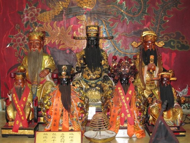 正殿右龕祀:包府千歲、城隍老爺、福德正神 正殿右龕祀:包府千歲、城隍老爺、福德正神