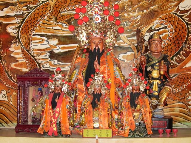 左廂祀:玄天上帝、濟公禪師、玉鶴真人 左廂祀:玄天上帝、濟公禪師、玉鶴真人