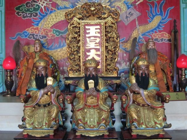 靈霄寶殿中龕配祀:三官大帝 靈霄寶殿中龕配祀:三官大帝