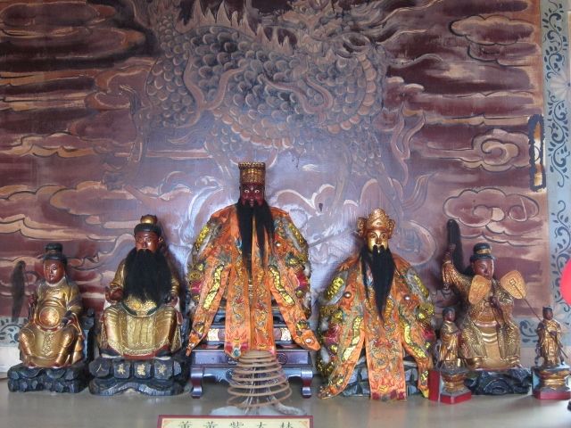 二樓左廂祀:紫皇大帝、大甲真君、黃龍真人、林仙姑、董仙姑 二樓左廂祀:紫皇大帝、大甲真君、黃龍真人、林仙姑、董仙姑
