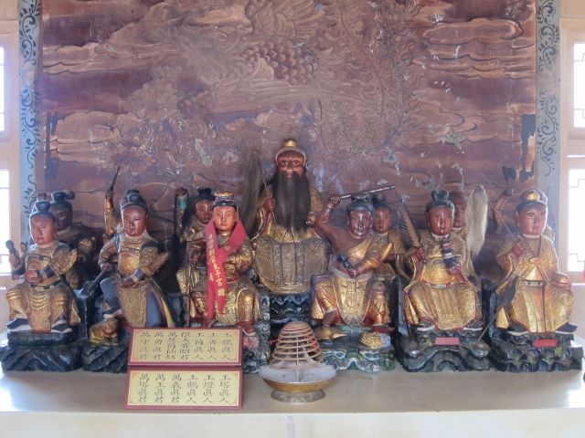 二樓右廂祀:賽昭君師祖、萬義真君、玉鶴真人 二樓右廂祀:賽昭君師祖、萬義真君、玉鶴真人