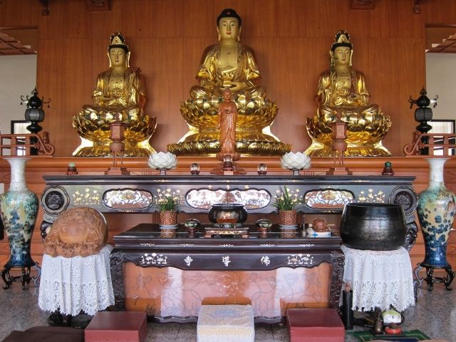 佛導寺二樓供奉西方三聖 佛導寺二樓供奉西方三聖
