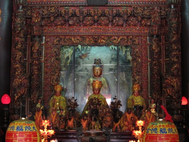 大殿中龕主祀觀音佛祖 大殿中龕主祀觀音佛祖