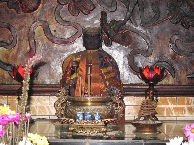 大殿左龕祀神農大帝 大殿左龕祀神農大帝