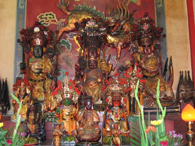 左殿主祀:龍儔大帝、翠恒大帝、集道大帝 左殿主祀:龍儔大帝、翠恒大帝、集道大帝