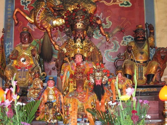 右殿主祀:感聖帝君、感聖真君、感聖真人 右殿主祀:感聖帝君、感聖真君、感聖真人