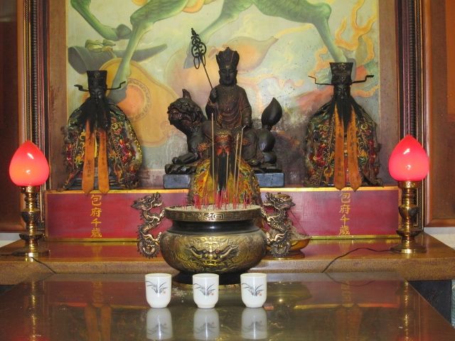 一樓正殿左奉祀地藏王菩薩、城隍尊神、包府千歲 一樓正殿左奉祀地藏王菩薩、城隍尊神、包府千歲