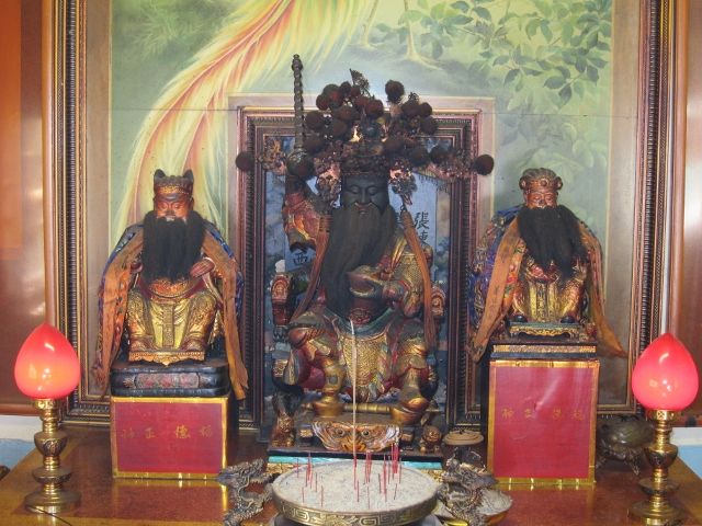 一樓正殿右奉祀財神爺、福德正神 一樓正殿右奉祀財神爺、福德正神