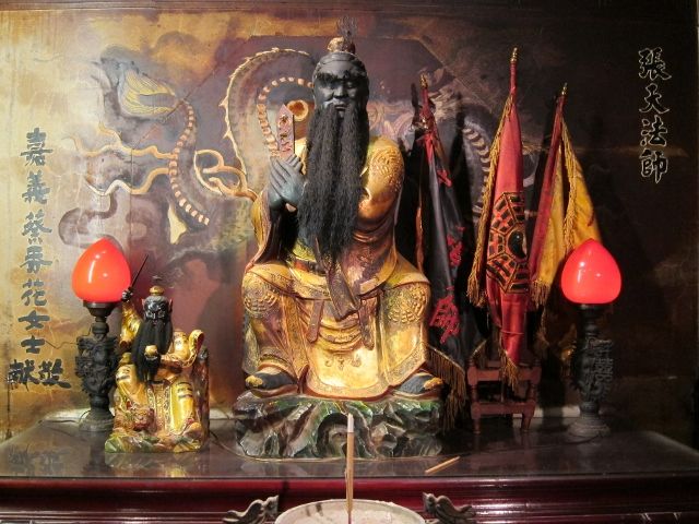 大殿左二龕奉祀張天法師 大殿左二龕奉祀張天法師