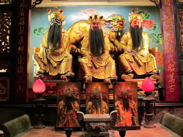 大殿右龕奉祀三山國王 大殿右龕奉祀三山國王