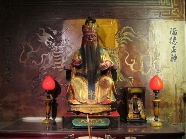 大殿右二龕奉祀福德正神 大殿右二龕奉祀福德正神