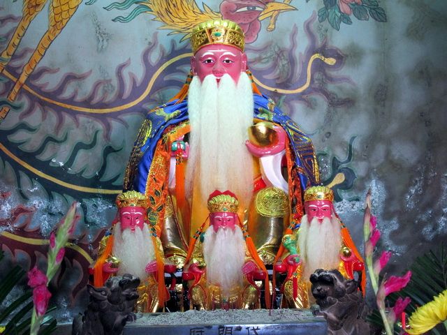 代明府周明堂 正殿右龕祀奉:福德正神 代明府周明堂 正殿右龕祀奉:福德正神