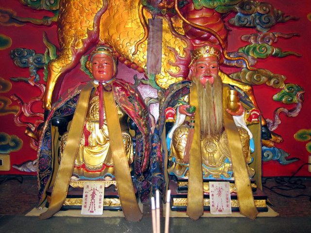 正殿主祀:福德正神(土地公)、土地婆 正殿主祀:福德正神(土地公)、土地婆