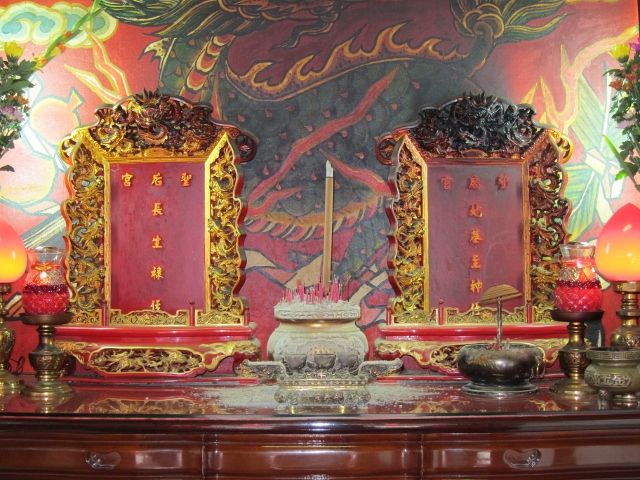 右廂祀地基主神位、長生祿位 右廂祀地基主神位、長生祿位