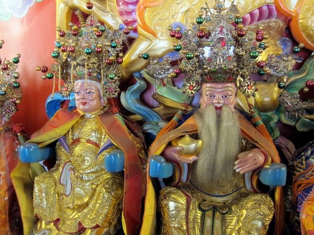 正殿主祀:福德正神和土地公婆 正殿主祀:福德正神和土地公婆