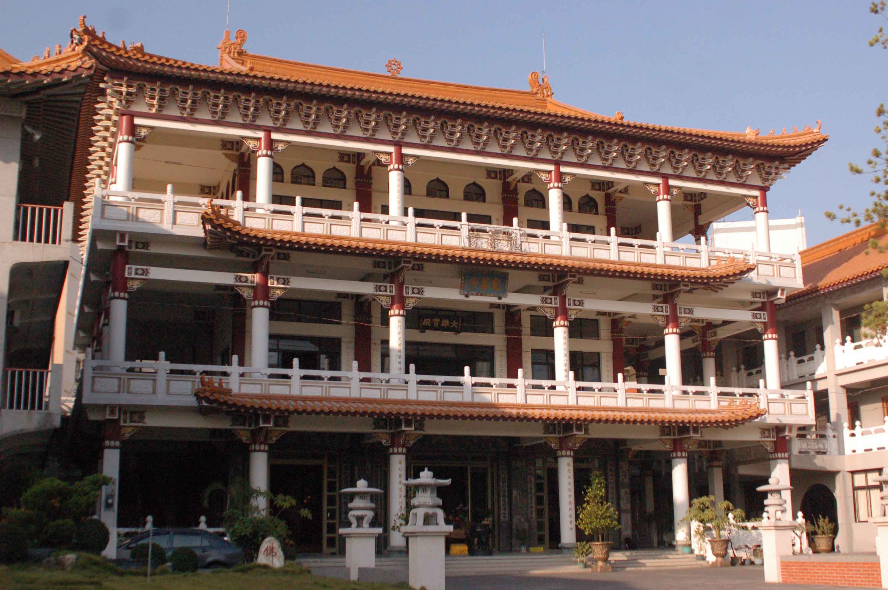 虎尾龍善寺莊嚴的建築 虎尾龍善寺莊嚴的建築